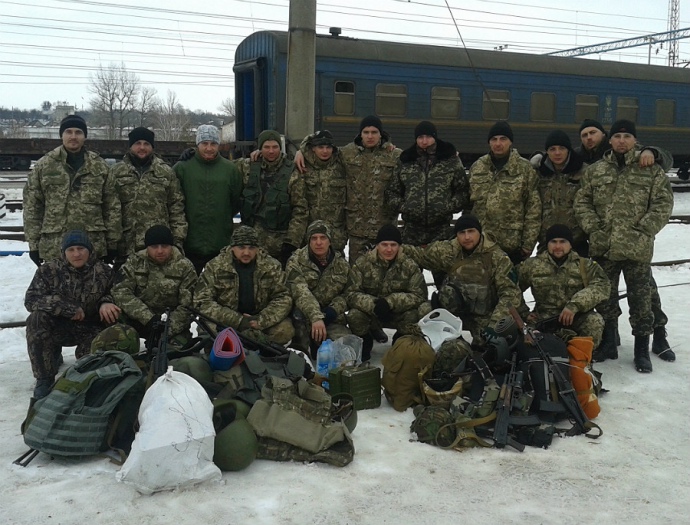 Другий взвод першої мотопіхотної роти 13-го омпб перед виїздом на БП 1301. В ході боїв один із бійців на фото загине, четверо потраплять у полон (троє звільнені у травні 2015-го, один – Андрій ЛЕБЕДЄВ – вважається зниклим безвісти)