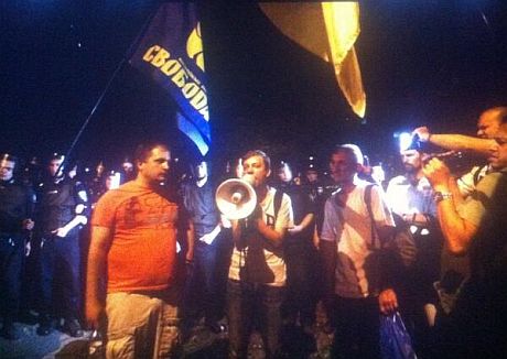 Активісти під РВВС. Фото - Мустафа Найєм