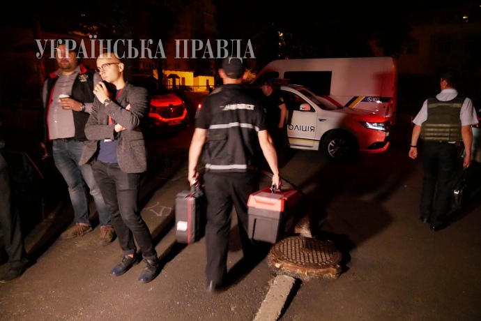 Близько 1:20 ночі криміналісти покидають помешкання Аркадія Бабченка