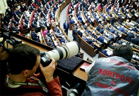 Оппозиция контролирует кнопкодавов. Фото с Твитер Dmytro Barkar Оппозиция контролирует кнопкодавов. Фото с Твитер Dmytro Barkar