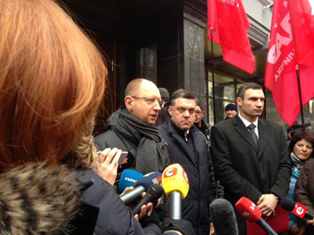 Лидеры оппозиции под Генпрокуратурой Лидеры оппозиции под Генпрокуратурой