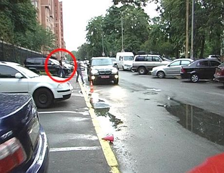 Вадик Румын вышел в черных очках, сел в черный БМВ X5, с транзитными номерами С2 МЕ 5545. Фото Inna Nerodyk