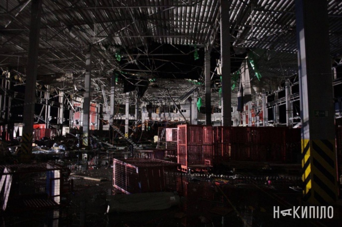 Фото с места ракетного удара харьковского издания