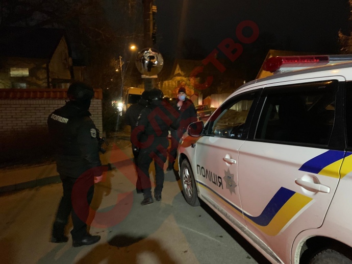 Екіпаж поліції біля будинку Медведчука