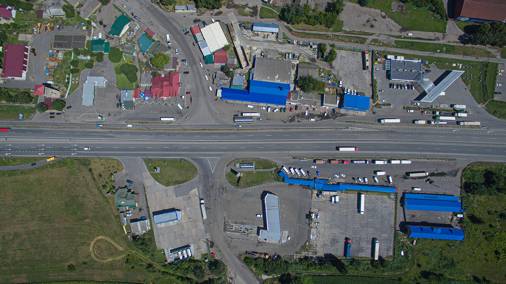 У автостанции Пирятина на 15 минут останавливаются пассажирские автобусы из Киева в Харьков и обратно