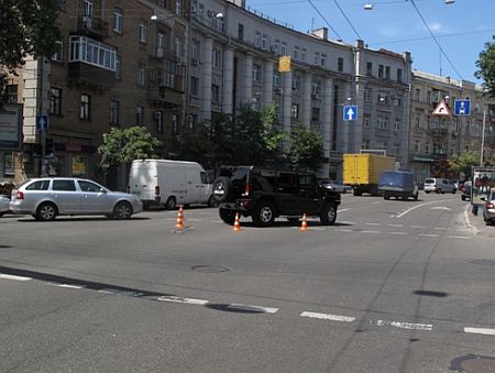 Внедорожник сбил на переходе жену дипломата Внедорожник сбил на переходе жену дипломата