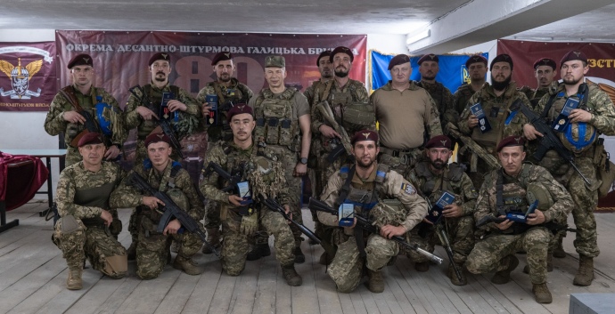 Сырский вручает награды десантникам, фото: командование Десантно-штурмовых войск ВСУ