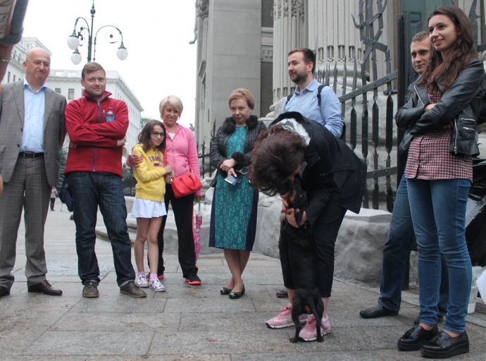 До Сироїд в гості прийшов похресник і такса Глаша