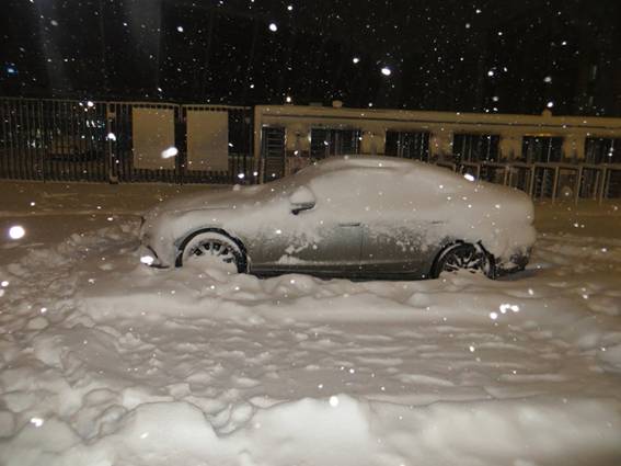 На стекло автомобиля прикрепили гранату