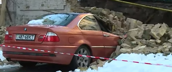 Внаслідок обвалу стіни під завалами опинилися 2 автівки, одну з них витягли. 