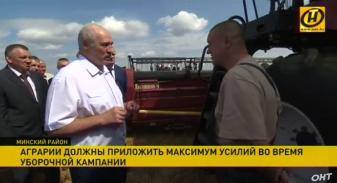 Лукашенко походив полями з журналістами