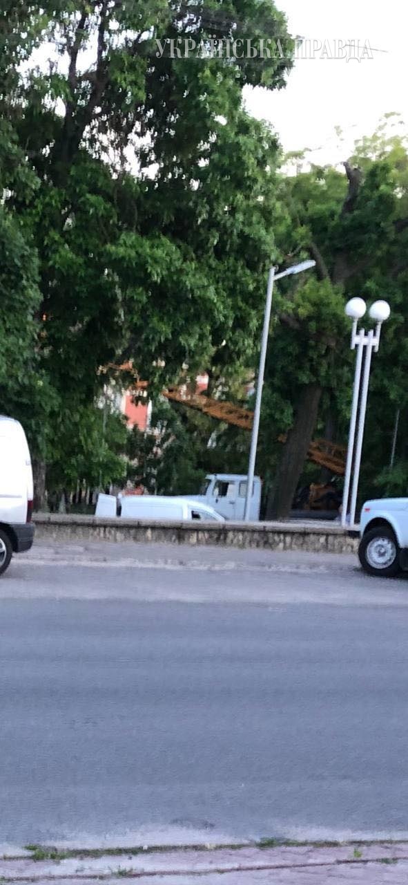 Демонтаж пам'ятника прикордонникам у сквері 25 травня