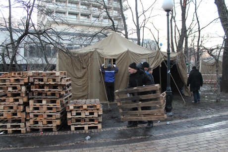 Антимайдан збирає речі. Фото Оксани Коваленко, УП Антимайдан збирає речі. Фото Оксани Коваленко, УП