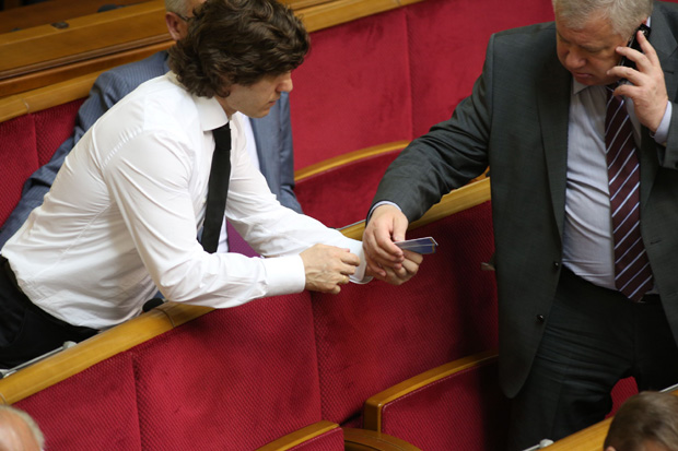 Партия регионов распределяла свои карточки Партия регионов распределяла свои карточки