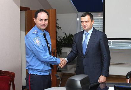 Чинчин (слева) и бывший глава МВС Виталий Захарченко (справа) в 2013 голу