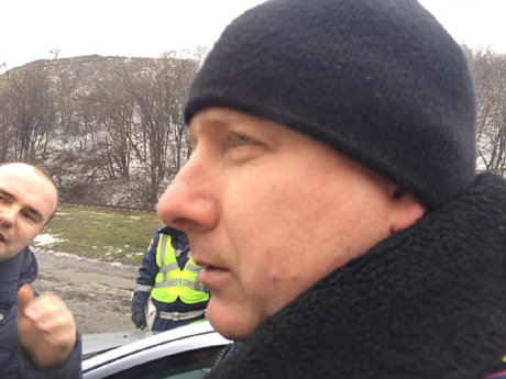 Цей працівник ДАІ зупинив машину, щоб попередити, що номери брудні. Цей працівник ДАІ зупинив машину, щоб попередити, що номери брудні.