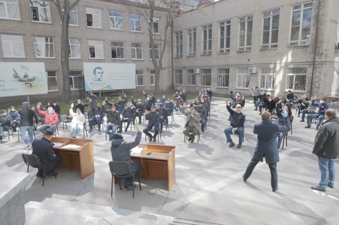 Дніпровська міськрада засідає у дворі через епідемію