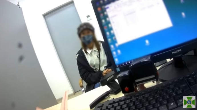 Аліса Денисова під час спілкування з українськими прикордонниками