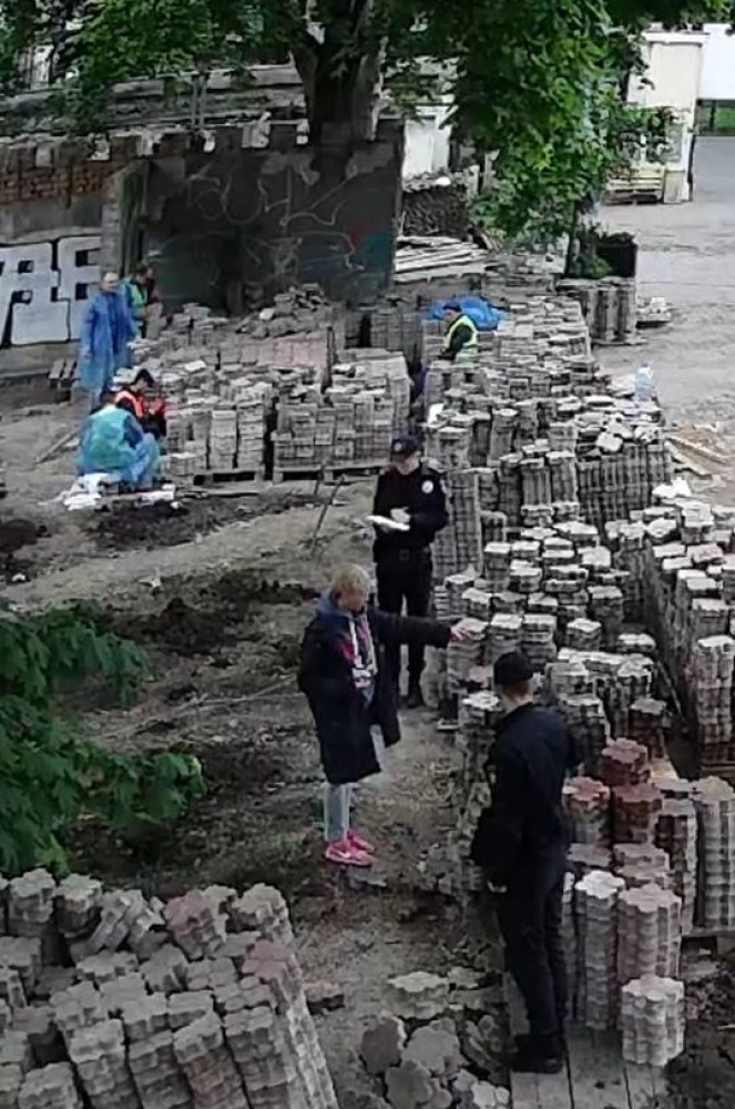 В Летнем театре активистку облили фекалиями