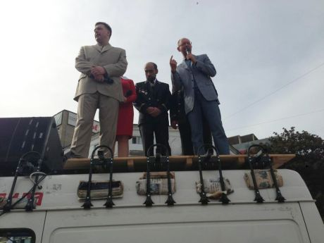 Опозиціонери на автобусі на марші у Донецьку