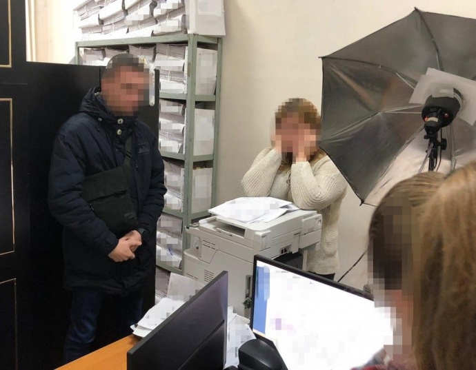 Чиновницу Миграционной службы взяли на взятке