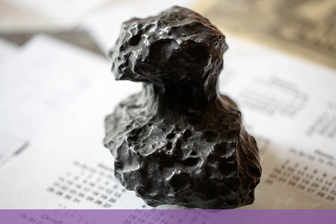 Вчений крутить в руках мініатюрний глобус комети, намагаючись зрозуміти, що із земних предметів вона нагадує: