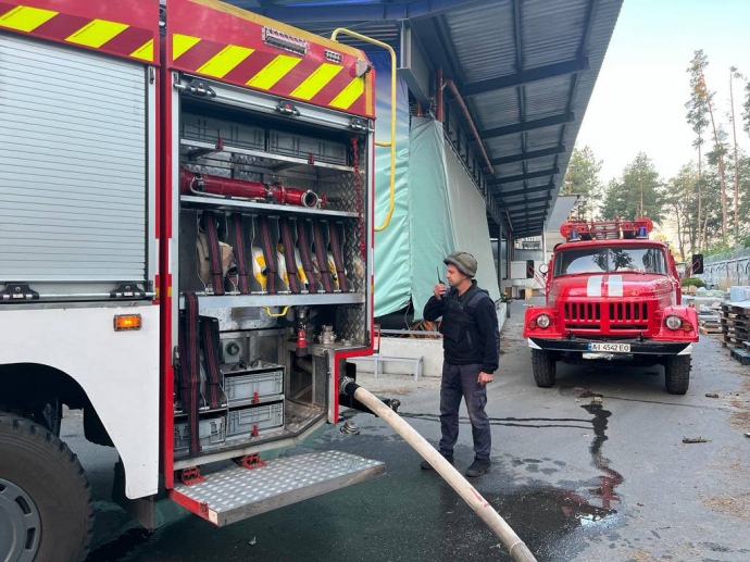 Пожарные ликвидируют последствия ракетного удара в Киевской области, фото ГСЧС