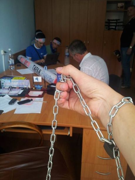 Чиновник продолжает работать, делая вид, что ничего не происходит