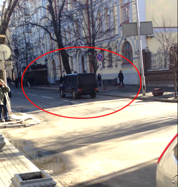 Мерседес без номерів, який керує тітушками