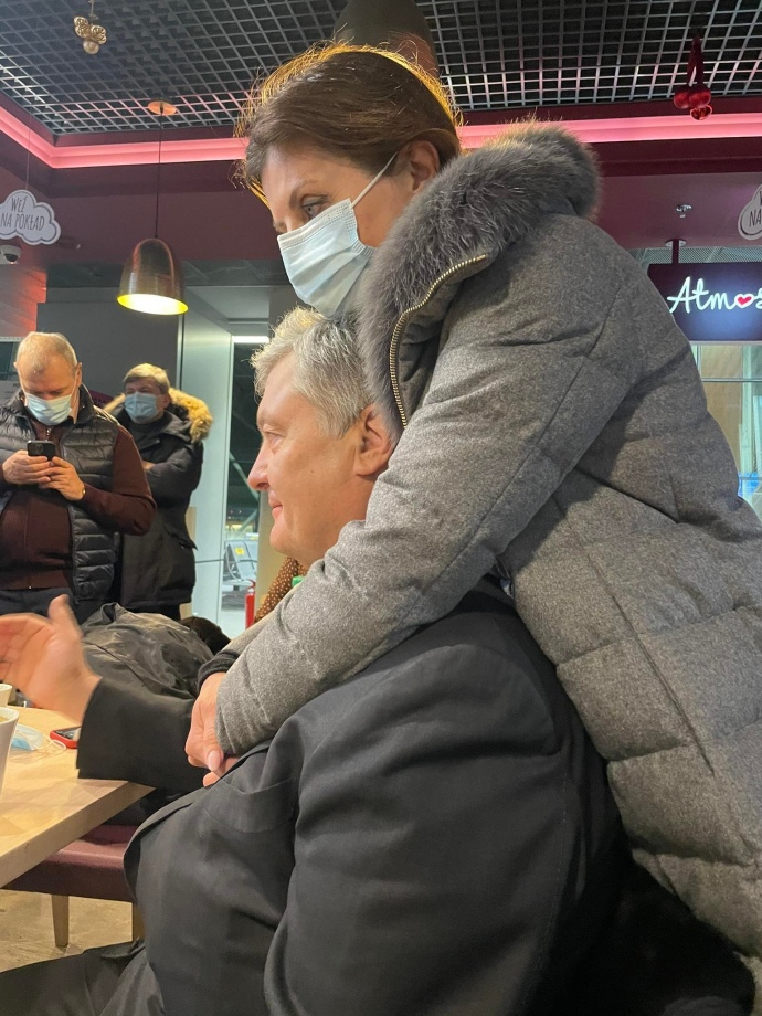 Присів попити кави в обіймах любої