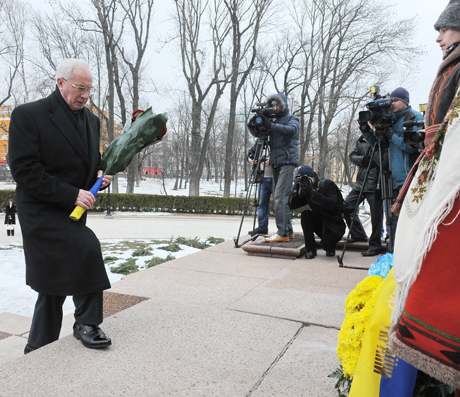Азаров кладе квіти до памятника Шевченку. Фото з сайту уряду Азаров кладе квіти до памятника Шевченку. Фото з сайту уряду