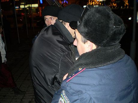 Другий провокатор, як називають його активісти, разом з міліцією Другий провокатор, як називають його активісти, разом з міліцією