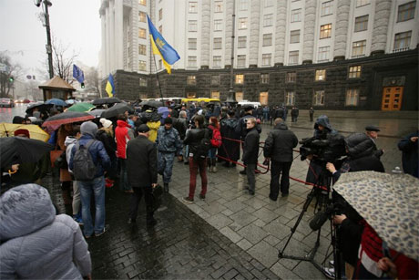 Молодь під кабміном. Фото Дмитра Ларіна, УП Молодь під кабміном. Фото Дмитра Ларіна, УП