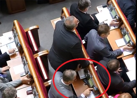 Сухой голосует за двоих