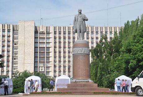 І біля памятника Шевченку – ятки опозиції І біля памятника Шевченку – ятки опозиції