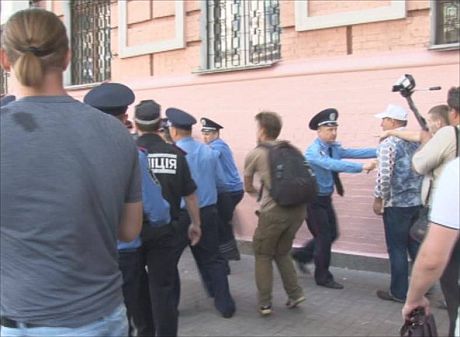 Докази побиття ще одного фотографа