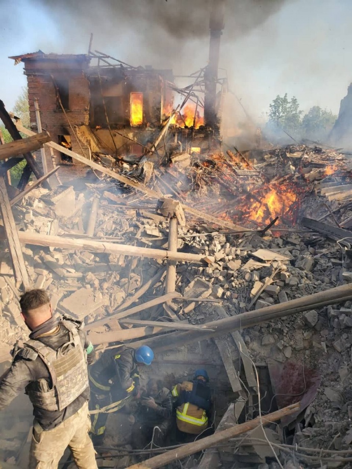 Рятувальна операція на місці авіаційного удару окупантів по школі