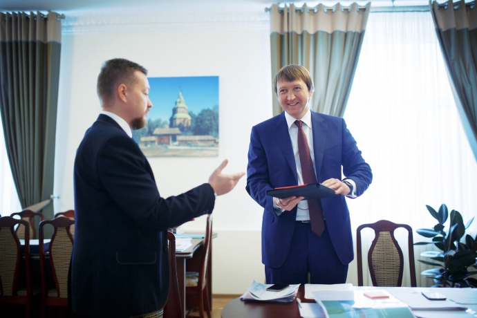 Фото 9. Підпис: Керівник полтавської філармонії, який прийшов подарувати книгу. І його модний піджак.