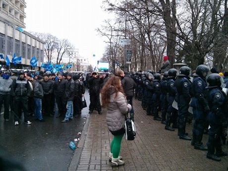 Кордон Беркуту захищає мітингарів від ПР. Фото Дмитра Гнапа Кордон Беркуту захищає мітингарів від ПР. Фото Дмитра Гнапа