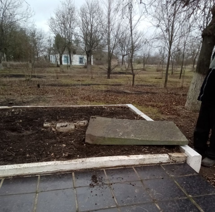 Оккупанты убрали памятники Голодомору на Херсонщине