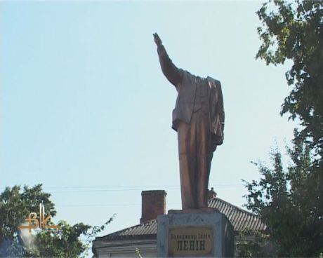В Бердичеве снесли голову Ленину