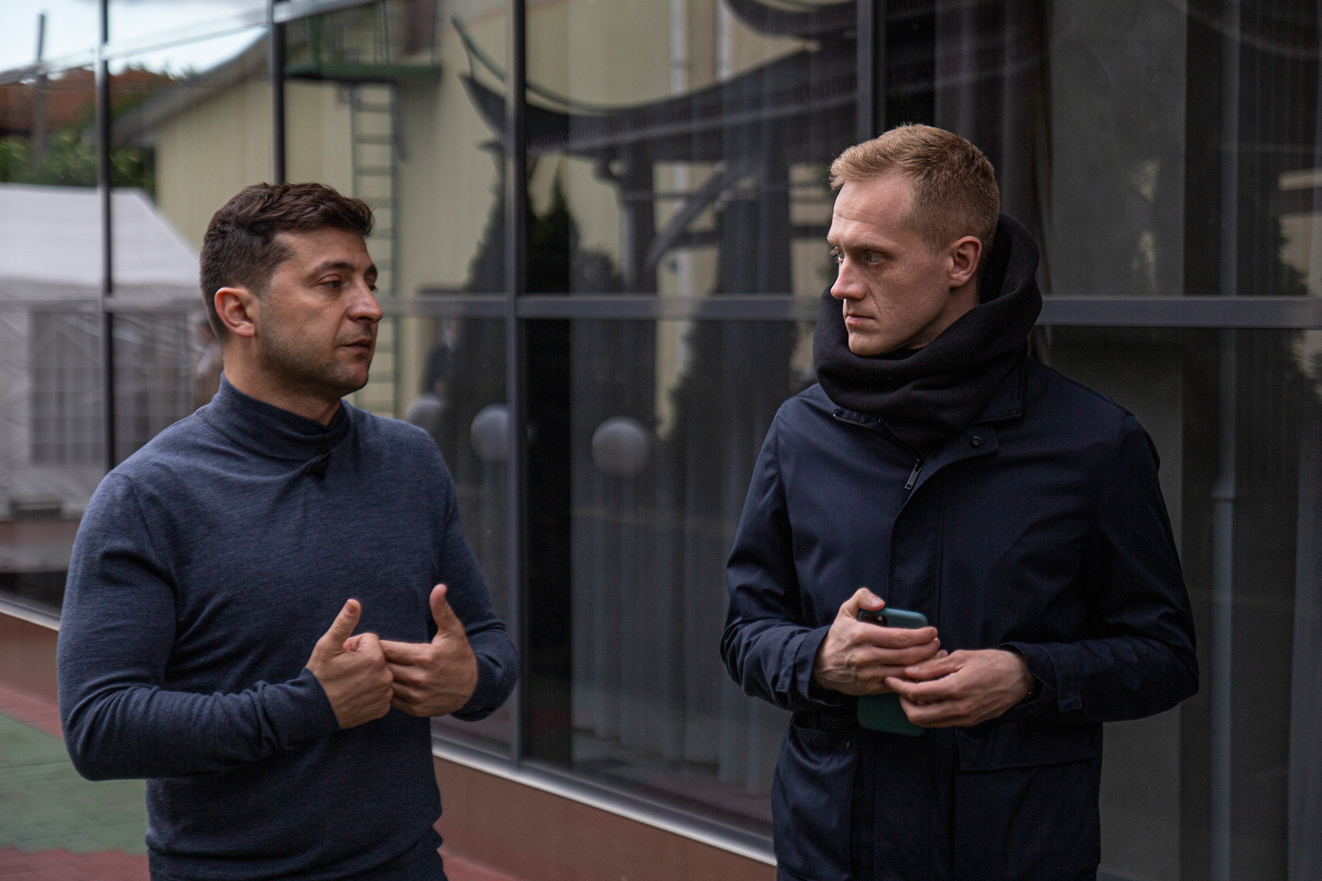 На огромной территории отеля, напичканной охранниками, президент расслабляется и становится 