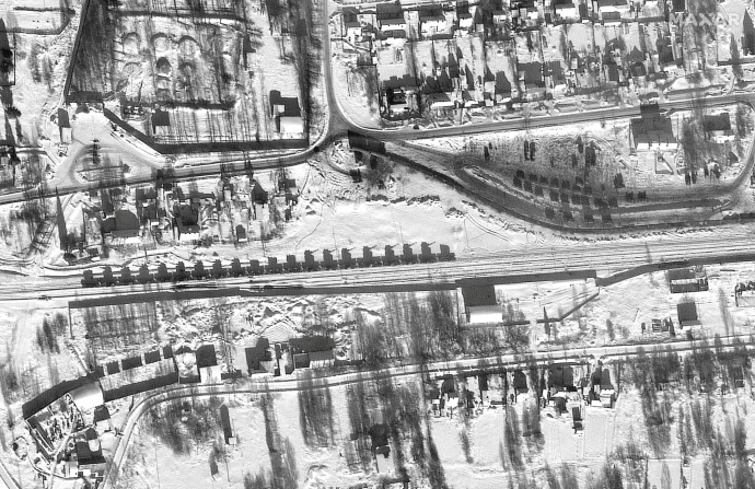 Грузовые вагоны на железнодорожной станции в Ельне, РФ. Видны передвижные артиллерийские установки и тяжелую военную технику. Снимок 13 февраля