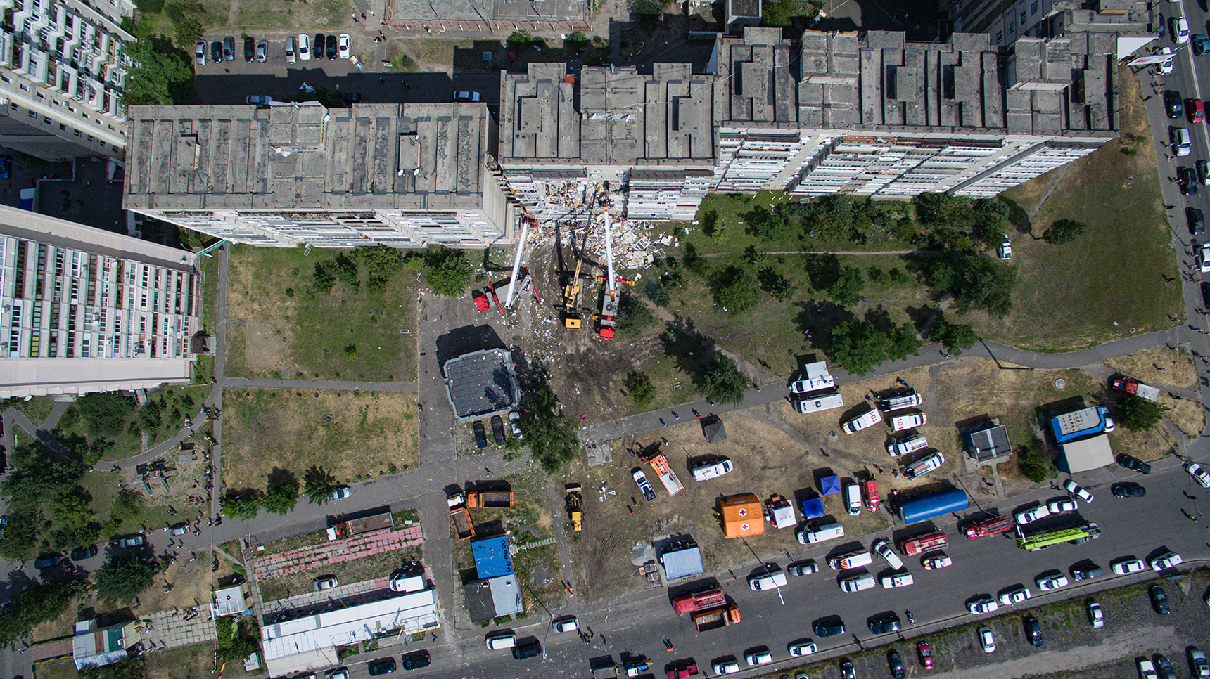 Шестой подъезд дома на Крушельницкой 1/5 пока стоит. Но восстановлению не подлежит