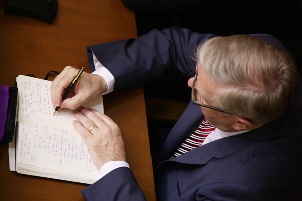 Кокс что-то активно записует