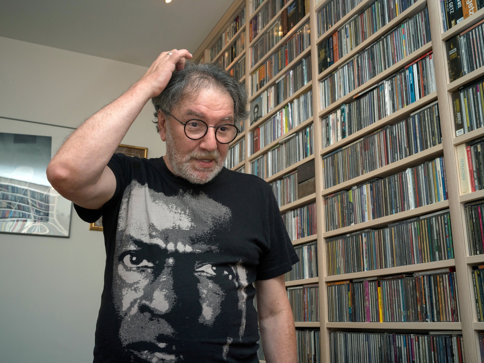 Олексій Коган: Того Києва, в якому я народився, вже немає. Я до вас спускався по центральних сходах, які ведуть від нашого будинку вниз на Хрещатик, люди у дворі гуляють з собаками, лайно збирають в кульочки, а всі сходи обісрані двоногими. Центр міста. Я не можу це зрозуміти. Якийсь сюр