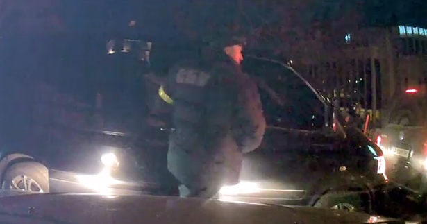З машини спереду вийшов чоловік з написом СБУ