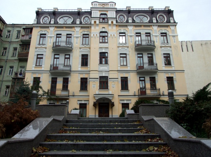 Поки стояв Майдан, будинок