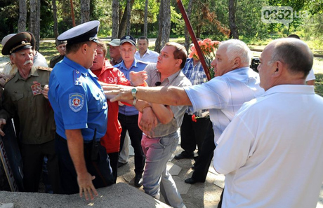 Нардеп набросился на милиционера