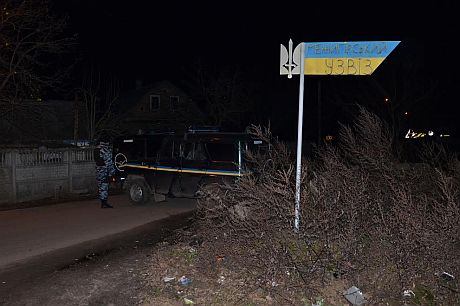 Підїзди до Межигіря оточені постами Беркуту. Фото західного вїзду, вул. Межигірська, село Нові Петрівці. Підїзди до Межигіря оточені постами Беркуту. Фото західного вїзду, вул. Межигірська, село Нові Петрівці.